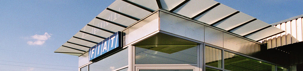 Glasfassade und Glasvordach einer Fiat-Garage, realisiert von der Huber Metallbau AG